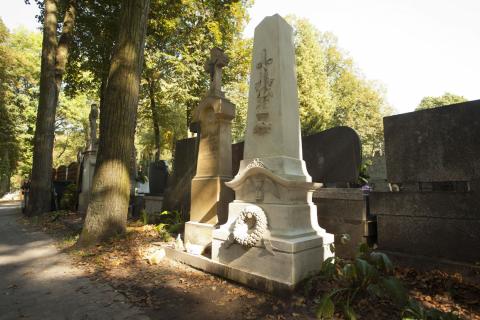 bezimienny odrestaurowany obeliks na cmentarzu Życie Pabianic