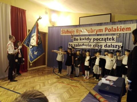 ślubowanie pierwszoklaistsów SP w Pawlikowicach Życie Pabianic