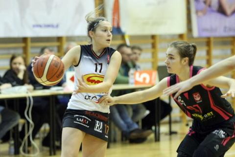 Justyna Rudzka (z piłką) gra w Arce II Gdynia Życie Pabianic