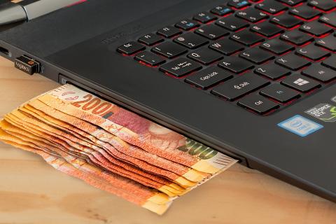laptop, pieniądze, życiepabianic.pl