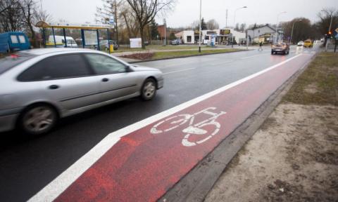 Uwaga kierowcy - na drodze dla rowerów, pasie ruchu dla rowerów oraz w śluzie rowerowej jest zakaz zatrzymywania się