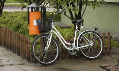 rower zaparkowany przy bloku Życie Pabianic