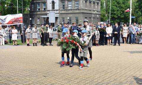 3 maja składamy kwiaty pod pomnikiem Życie Pabianic