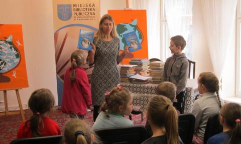 Dzieci świętowały Dzień Książki w Miejskiej Bibliotece Publicznej w Pabianicach Życie Pabianic
