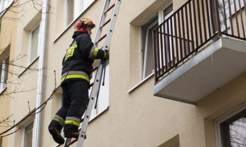 Strażacy wydostali matkę zatrzaśniętą na balkonie Życie Pabianic