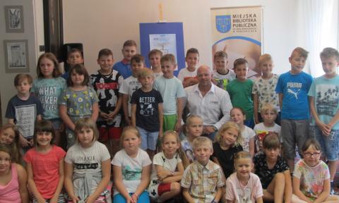 Dzieci z kulturystą Mariuszem Bałazińskim podczas XVII Ogólnopolskiego Tygodnia Czytania Dzieciom Życie Pabianic