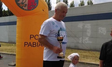 2-letnia Kaja Gościłowicz i 66-letni Kazimierz Makowski 12. Bieg Wajsówny Życie Pabianic