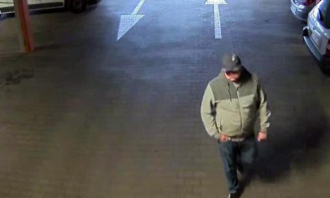 Kamera monitoringu zarejestrowała mężczyznę, który z parkingu Manufaktury ukradł mazdę 6 Życie Pabianic