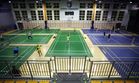 W hali powiatowej grała ponad setka badmintonistów Życie Pabianic