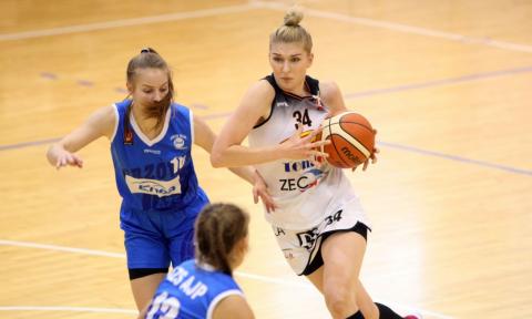 Magdalena Grzelak (z piłką) rzuciła dla Grot TomiQ aż 28 punktów Życie Pabianic