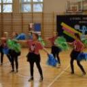 Na scenie zaprezentowało się 15 drużyn z 7 szkół podstawowych. Miały kolorowe pompony i piękne stroje. Pokazały układy taneczne z wykorzystaniem tradycyjnych pomponów. 