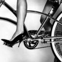 kobieta w obcasach na rowerze Życie Pabianic