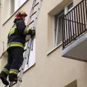 Strażacy wydostali matkę zatrzaśniętą na balkonie Życie Pabianic