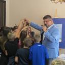 Prezydent Grzegorz Mackiewicz czytał dzieciom w bibliotece Życie Pabianic