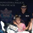 policjantka z dziećmi podczas dni pabianic życie pabianic