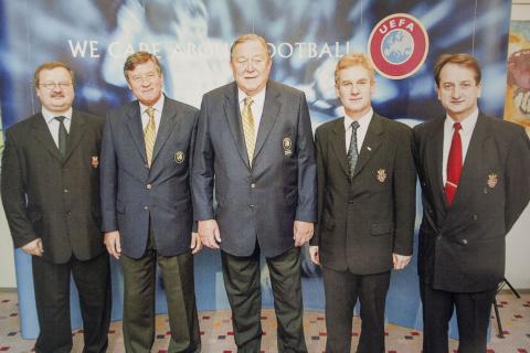 Stoją od lewej: Zdzisław Kręcina (sekretarz PZPN), Gerherd Aigner (sekretarz generalny UEFA), Lenart HJohansson (prezydent UEFA), Michał Listkiewicz (prezes PZPN) oraz Piotr Maranda Życie Pabianic