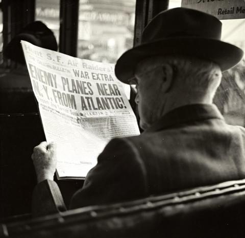 człowiek czytający gazetę Życie Pabianic