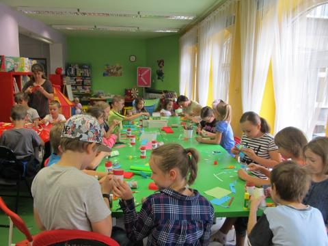 Letnie zajęcia dla dzieci w bibliotece Życie Pabianic