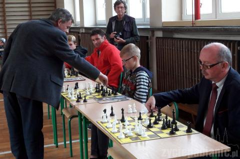 Każdy może zagrać z Krzysztofem Długoszem w szachy