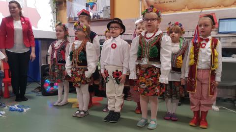 Przedszkolaki z PM 4 podczas uroczystości z okazji Święta Niepodległości Życie Pabianic