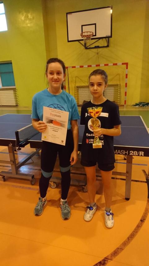 Kinga Michulska i Amelia Papuga z SP 3 były najlepsze w mistrzostwach powiatu w tenisie stołowym Życie Pabianic