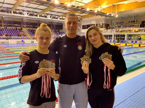 Paulina Piechota (z prawej) pobiła dwa rekordy Polski w pływaniu Życie Pabianic