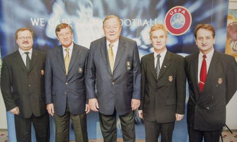 Stoją od lewej: Zdzisław Kręcina (sekretarz PZPN), Gerherd Aigner (sekretarz generalny UEFA), Lenart HJohansson (prezydent UEFA), Michał Listkiewicz (prezes PZPN) oraz Piotr Maranda Życie Pabianic