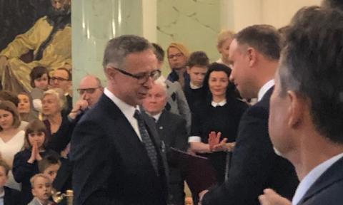 Tomasz Moszura odbiera nominację z rąk prezydenta Życie Pabianic