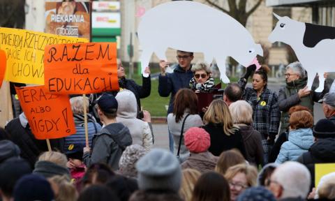 Protest pabianickich nauczycieli przed ratuszem Życie Pabianic