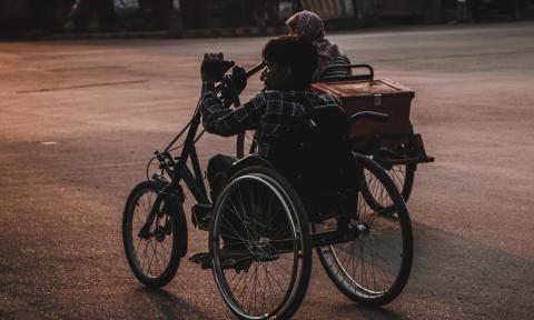Wózek inwalidzki w podróży Życie Pabianic