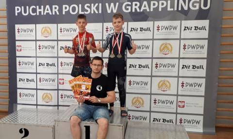 Aleks Kowalski i Artur Szymański z medalami Życie Pabianic