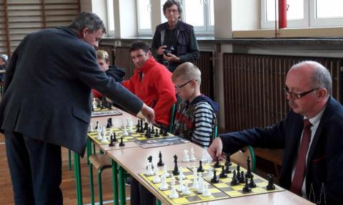 Każdy może zagrać z Krzysztofem Długoszem w szachy