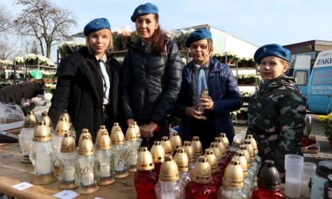 21 PDH Husaria sprzedaje znicze pod cmentarzem Życie Pabianic