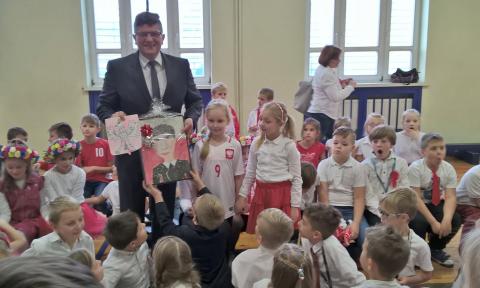 Z okazji obchodów Święta Niepodległości dzieci z SP 1 zaprosiły do szkoły niecodziennego gościa – prezydenta Pabianic Życie Pabianic