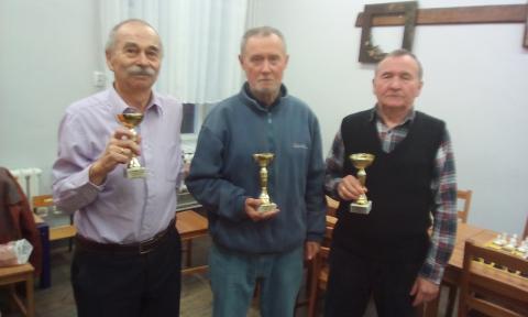 Od lewej stoją: Tadeusz Woźniak, Jerzy Rzepkowski, Stanisław Majewski Życie Pabianic