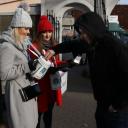 Pod pierwszą bramą na ul. Kilińskiego tradycyjnie pieniądze zbierają dziennikarze Życie Pabianic