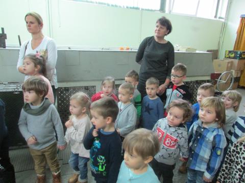 dzieci z PM 13 w fabryce bombek Życie Pabianic