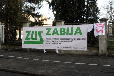 Strajk pracujących matek przed budynkiem zusu Życie Pabianic