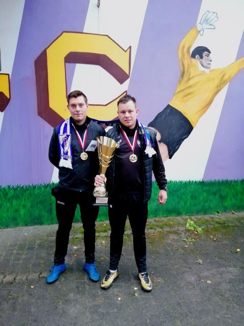 Bartosz Znojek (z lewej) i Radomir Znojek z wojewódzkim Pucharem Polski Życie Pabianic