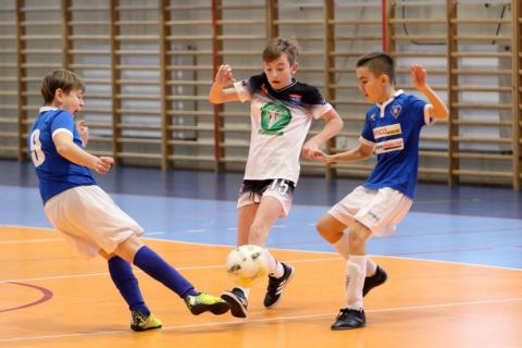 Młodzi piłkarze grali w Dłutowie po raz czwarty Życie Pabianic