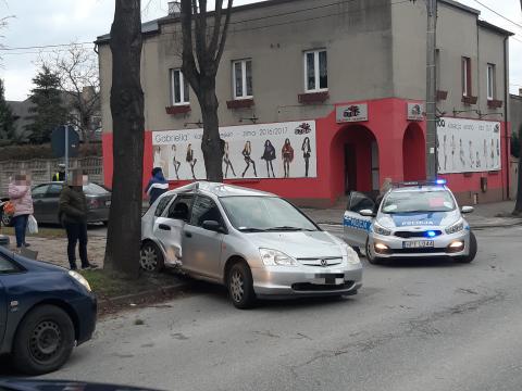 Zderzenie samochodów na skrzyżowaniu ul. Moniuszki i ul. Kochanowskiego Życie Pabianic