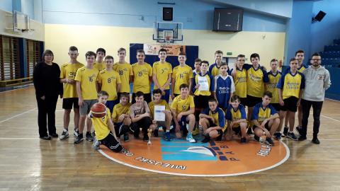 Chłopcy ze starszych klas szkół podstawowych wzięli udział w mistrzostwach powiatu w koszykówce. Zawody odbyły się 25 lutego w hali MOSiR Życie Pabianic