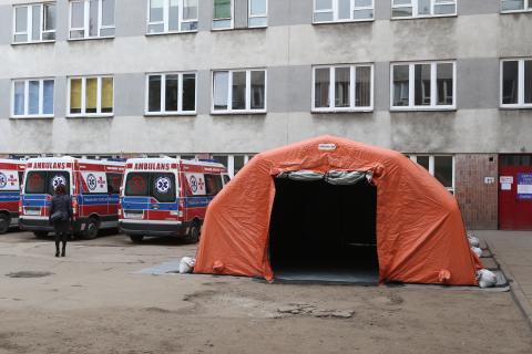 Namiot przy szpitalu koronawirus Życie Pabianic