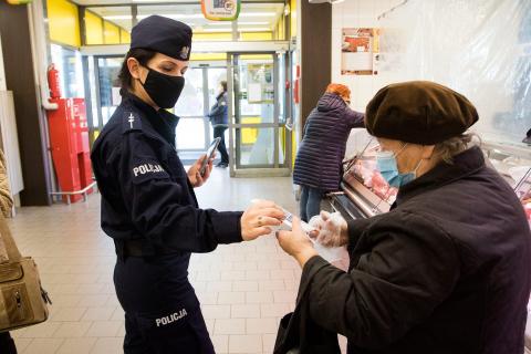 Koronawirus: Policja rozdaje pabianiczanom maseczki Życie Pabianic