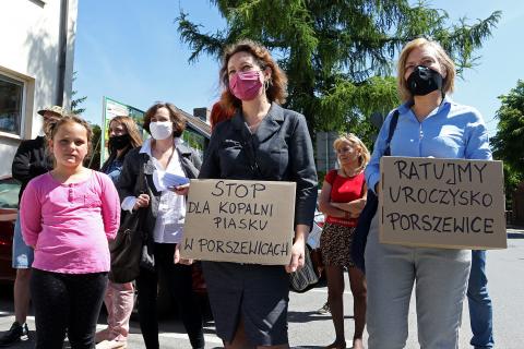 Protest przed Urzędem Gminy Pabianice przeciwko kopalni w Porszewicach Życie Pabianic