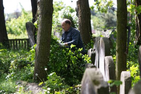 porządki na cmentarzu żydowskim Życie Pabianic