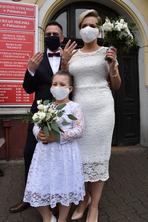 Ewa i Adam Ciesielscy wzięli ślub w dobie koronawirusa. Na zdjęciu z córką, Mają Życie Pabianic