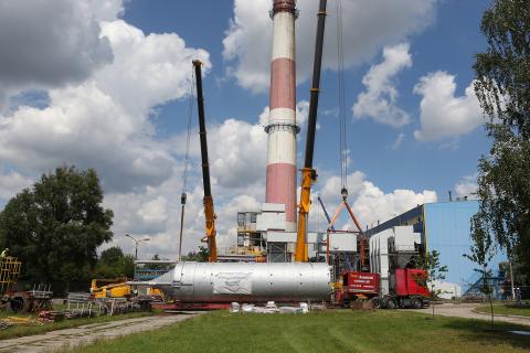 Zbiornik ważący ponad 30 ton przywieziono dziś na teren ciepłowni ZEC w Pabianicach Życie Pabianic