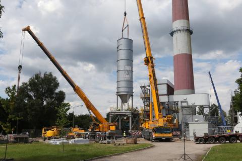 Zbiornik ważący ponad 30 ton przywieziono dziś na teren ciepłowni ZEC w Pabianicach Życie Pabianic