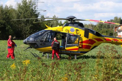 Helikopter zabrał poszkodowanego mężczyznę z Hermanowa Życie Pabianic
